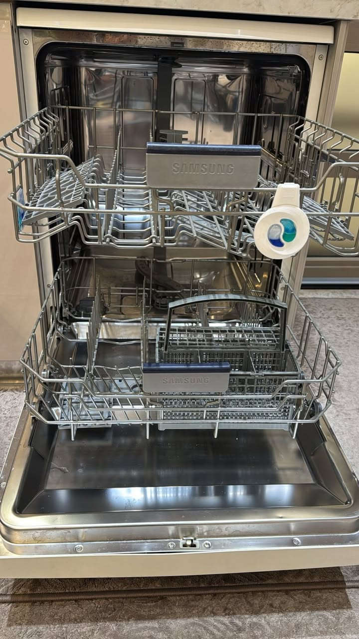 غساله مواعين سامسونك
سلام عليكم 
غساله مواعين سامسونك نظيفه ومكفوله من الخياس والزنجار 
شغاله 100‎%‎ مابيها اي عطل برامجها كلها شغاله ارتفاعها 60 وعرضها 60 
مكاني بغداد الدوره 
***********
