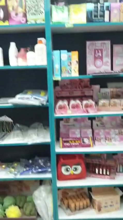 السلام عليكم.  للبيع..للبيع 
***********
محتويات المحل بالكامل. المواد والديكور مع السبلت شد جديد والاناره
