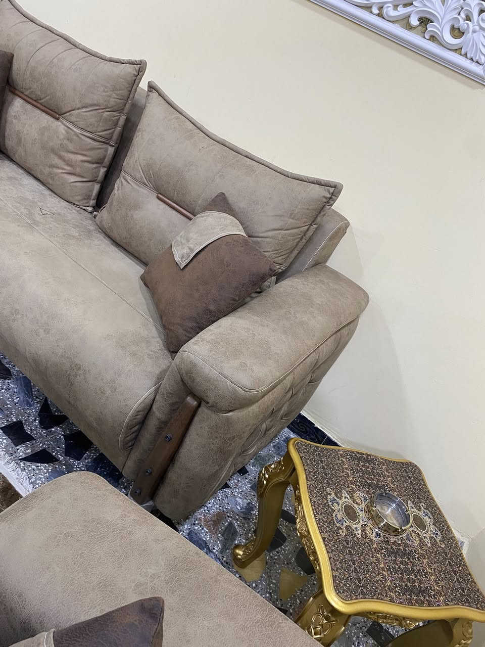 قنفات نضيفات وياهن اربع طبلات والخامسه الجبيرة ووياهن بردات ثنين نضيفات سعر 900 وبيهن مجال عنوان البصره ***********
