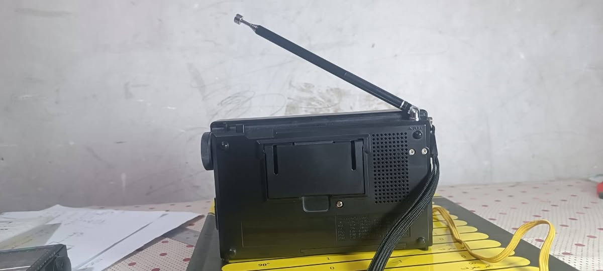 هذا الجهاز هو راديو محمول من نوع Grundig Yacht Boy 220. فيما يلي أبرز مواصفاته ومميزاته:
نوع الجهاز: راديو عالمي (World Receiver) محمول يعمل بالبطاريات.
نطاقات الراديو: يدعم موجات FM، وMW (الموجة المتوسطة)، وLW (الموجة الطويلة)، وموجات SW (الموجة القصيرة) المتعددة.
المميزات التقنية: يحتوي على شاشة عرض رقمية لترددات الموجات القصيرة وجدول نطاقات مطبوع لسهولة ضبط التردد.
الاستخدام: مصمم لاستقبال البث الإذاعي من مختلف أنحاء العالم بفضل تعدد نطاقات 
السعر 100الف


**إذا كنت صاحب هذا الإعلان وتريد حذفه لأي سبب، رجاءا أرسل رسالة إلى الدعم الفني**