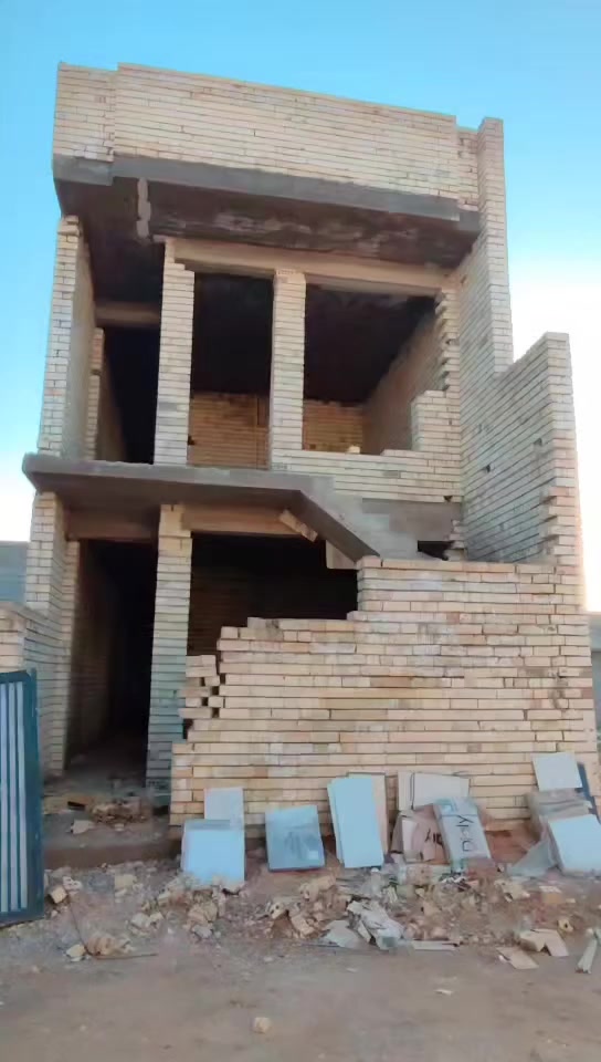 سلام عليكم
بيت هيكل عضم مساحة 90متر 
3غرف وصاله ومطبخ وستقبال وحمام 
وبيتونه وستاره كامل لاساس رفت 
الموقع الدوره نهاية شارع 60مجمع 
النخيل  السعر 65 مليون 
طابو زراعي قرار محكمة لاستفسار اكثر اتصال ***********
