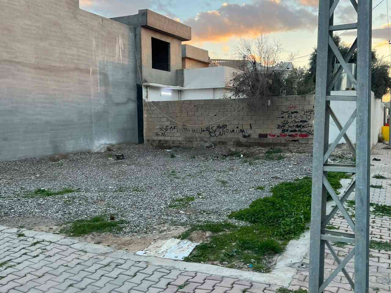 نص قطعة ركن حي القادة مكان راقي مقابل المركز الصحي المساحة ١٧٦م الواجهة١١،٧٥ العمق ١٥ ركن السعر المطلوب ٧٠ مليون للاستفسار أكثر مراجعة مكتب الزغيت اوالاتصال على الرقم ***********
