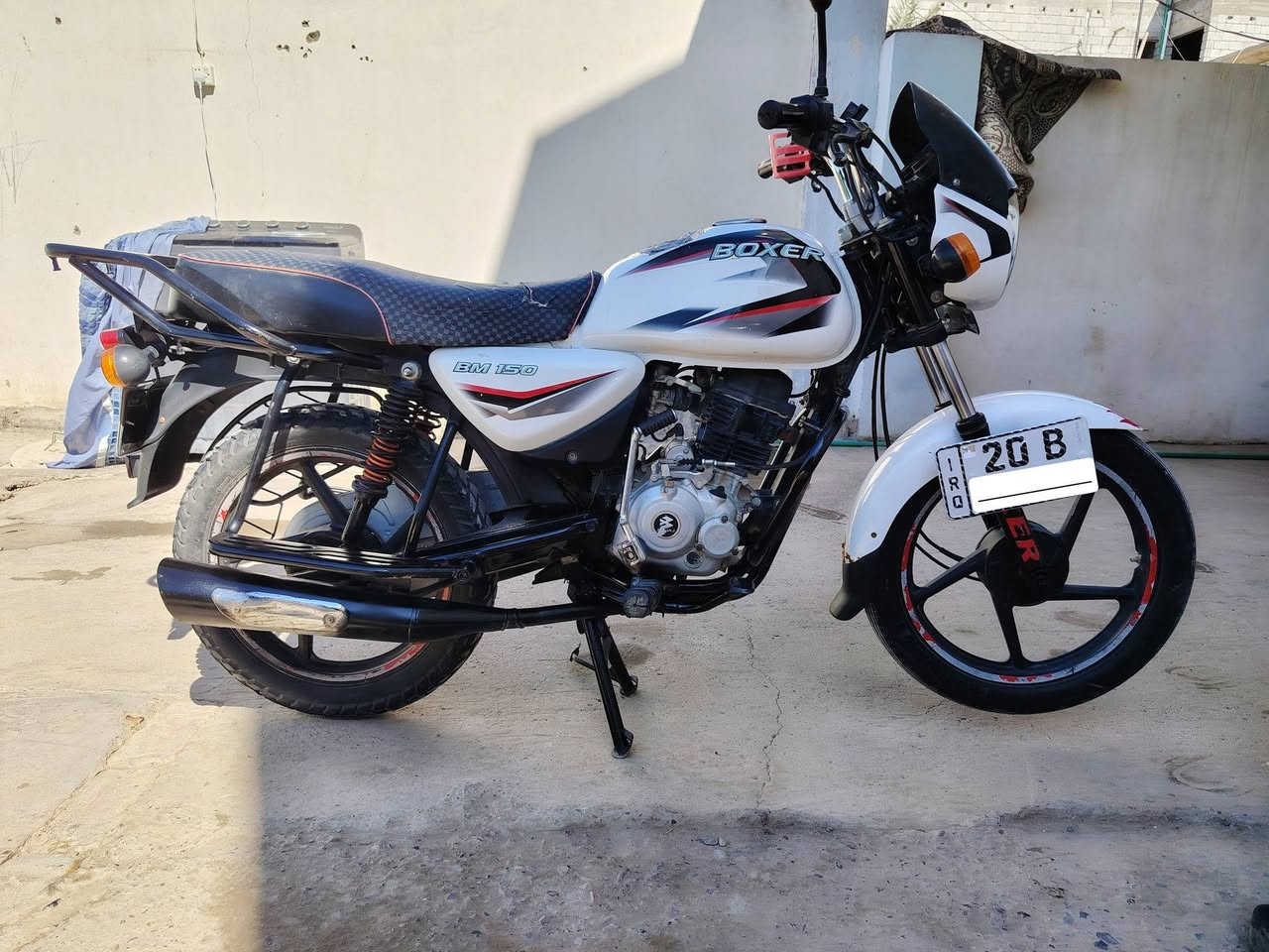 السلام عليكم
دراجة بوكسر 21 محرك خير من الله
نضافة حلوة ومرقمة باسمي التحويل ثاني يوم
بس بيها خسف بالتانكي من فوك
السعر 1600 وبيها مجال حك جية فقط. 
متواجد ع فيس
والرقم للاتصال
***********
