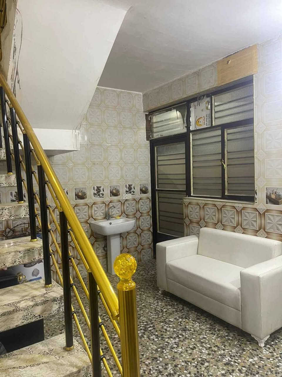 من رخصت مدير الكروب  بيت ٥٠ م. ركن السريدات بالمربع  الثالث   يحتوي  على هول  ومطبخ  وصحيات. تحت الدرج  ومنور وغرفة بالطابق الثاني مع مخزن.  والسعر٦٢وبيه مجال
الرقم ***********
