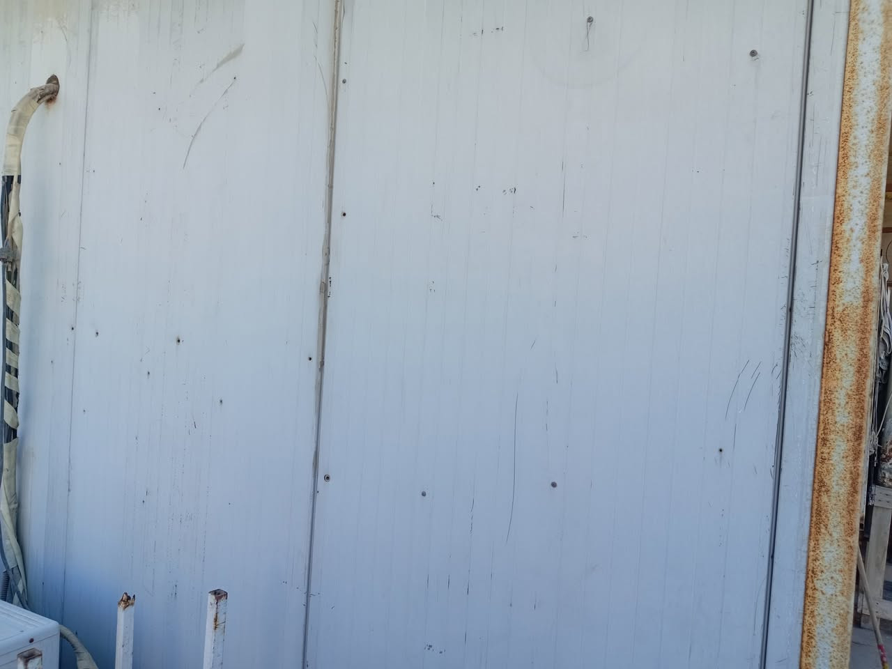 السلام عليكم كرفان للبيع ٥ طول ٣ عرض كامل مع باب وشباك حديد سعرة مليون وبي مجال رقم تلون ***********
