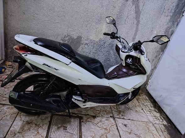 السلام عليكم. دراجة pcx محرك 125 جيل اول
دراجة جاهزة نگرة محرك خير من الله كهربائيات كلها شغالة حساس ستان لايت زنون عالي ناصي اشاير كلشي شغال السعر 900 الف مكانها الشعب حي البساتين كفراتها شوية تعبانة  صور كدامك  ***********
