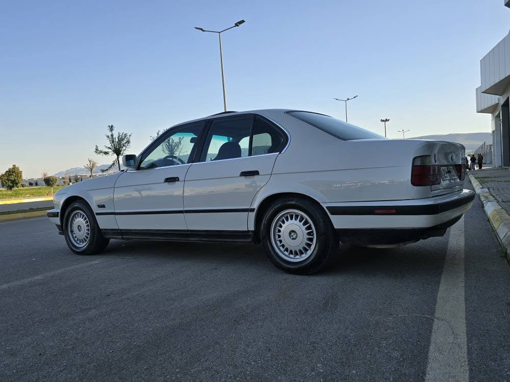 BMW 525 full 1990
فوول مواسه فات 
هه موو شتيكى به شه رت(گير و مه كينه و ته بريد و كه رمى و ته قه و ره قه ته حويل غرامه براوه)به شه رت بوياخ (پە لە په له بوياخى هه يه بى ده عم سه قفو شانو بيشو دواى هيجى نييه ٤ يا ٥ بارجه بوياخه  ) نرخى ٦٢ كه لاو معامه له يه كى برايانه تكايه مشته ريت تيل بكه  ***********سليمانى ناو شار السليمانية, العراق
