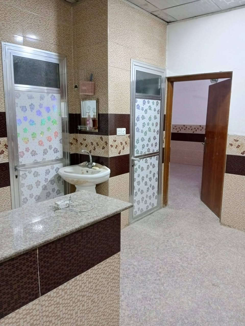 شقة للايجار ١٠٠م نظيفة وكاملة شارع البوبيات قرب أسواق برتقاله ٣٠٠ الف ***********
