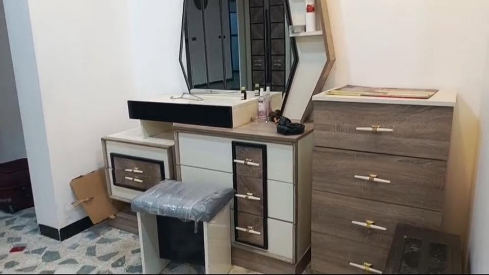 السلام عليكم
غرفه نوم تركيه نضيفه استعمال قليل 8 قطع 
للاستفسار خاص او الاتصال على الرقم 

‭***********‬
