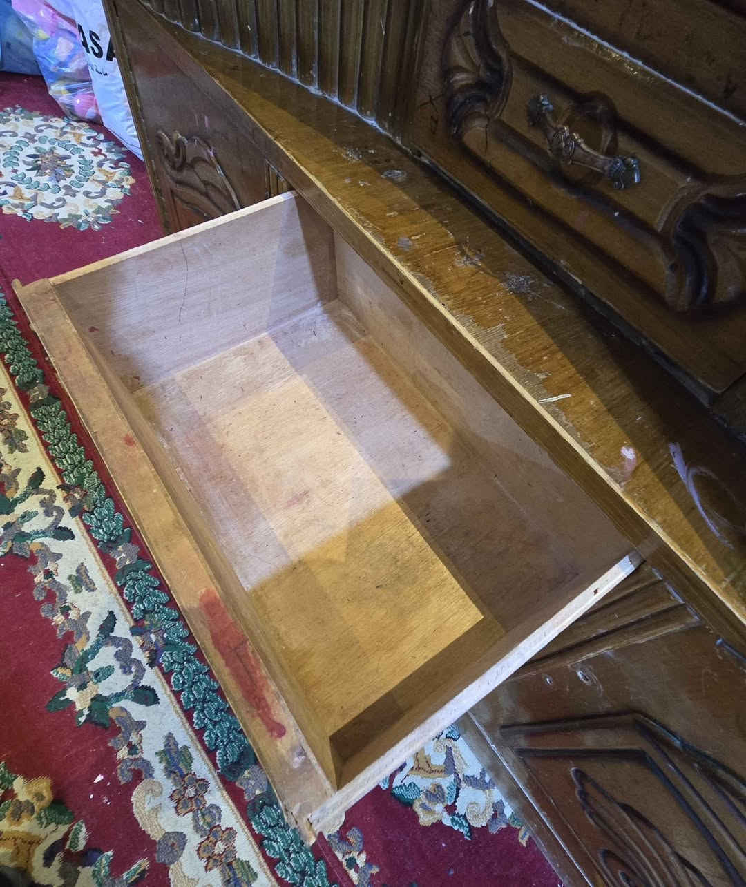 ميز تواليت مستعمل بحالة جيدة للبيع في العراق. يحتوي على خانات وجرارات ومرآة بحالة ممتازة. السعر هو 120 ألف دينار عراقي وقابل للتفاوض. للاتصال، الرجاء الاتصال على الرقم ***********. الزبير, البصرة
