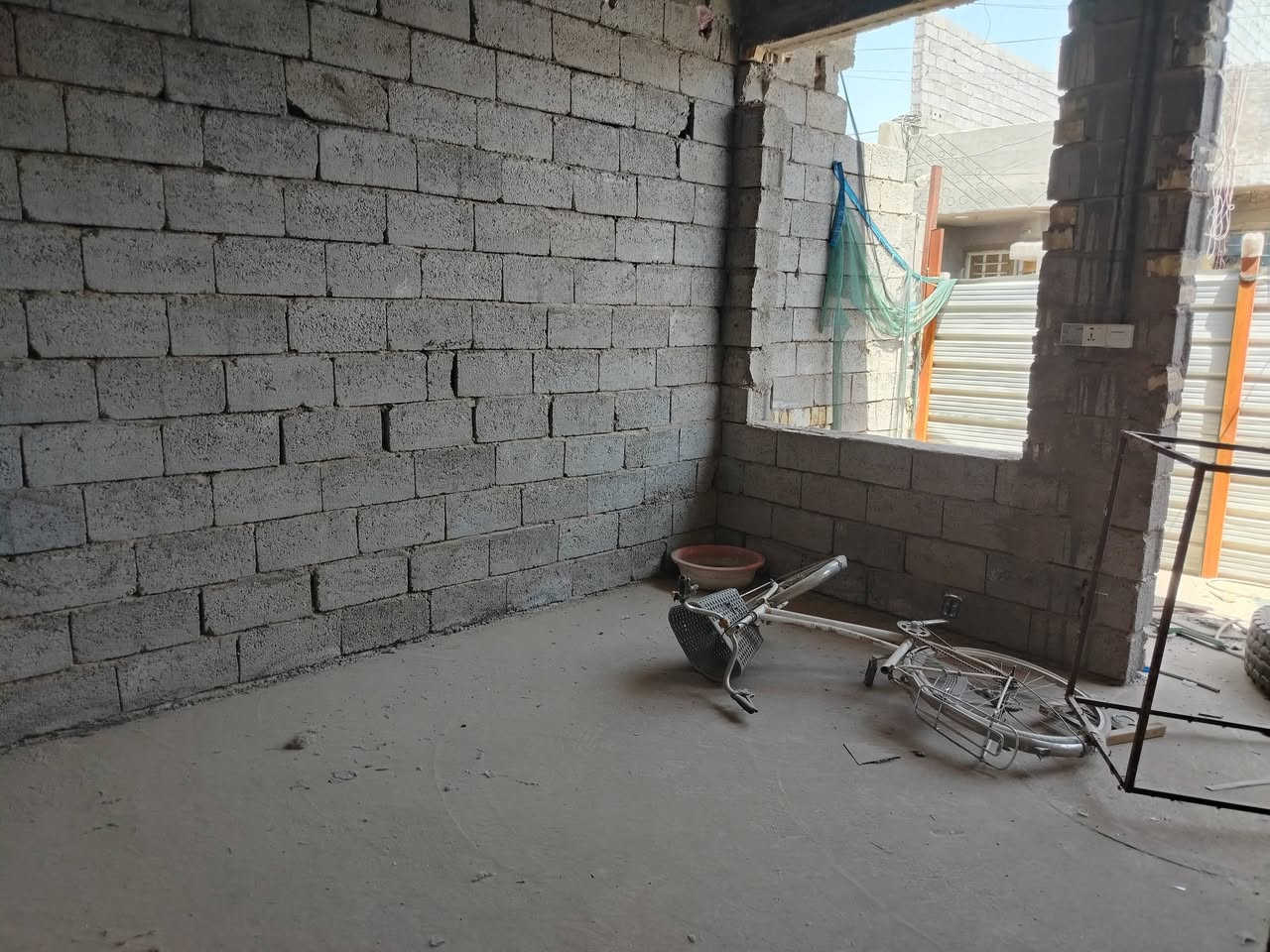 السلام عليكم يوجد لدينا هيكل للبيع مساحه 100متر واجهه 5ونزال 20يحتوي على ستقبال +ساحت درج داخلي +غرف نوم عدد 1+حمام جميع الخدمات موجوده ماء وتبليط وكهرباء نوع الملك قانون 117 العنوان بغداد الدوره مدخل البوعيثه الهواشة مجاور ماركت تاجر السعادة قرب شارع العام الاستفسار اتصل على هاتف *********** *********** الرقم الأثير يستقبل الواتساب
