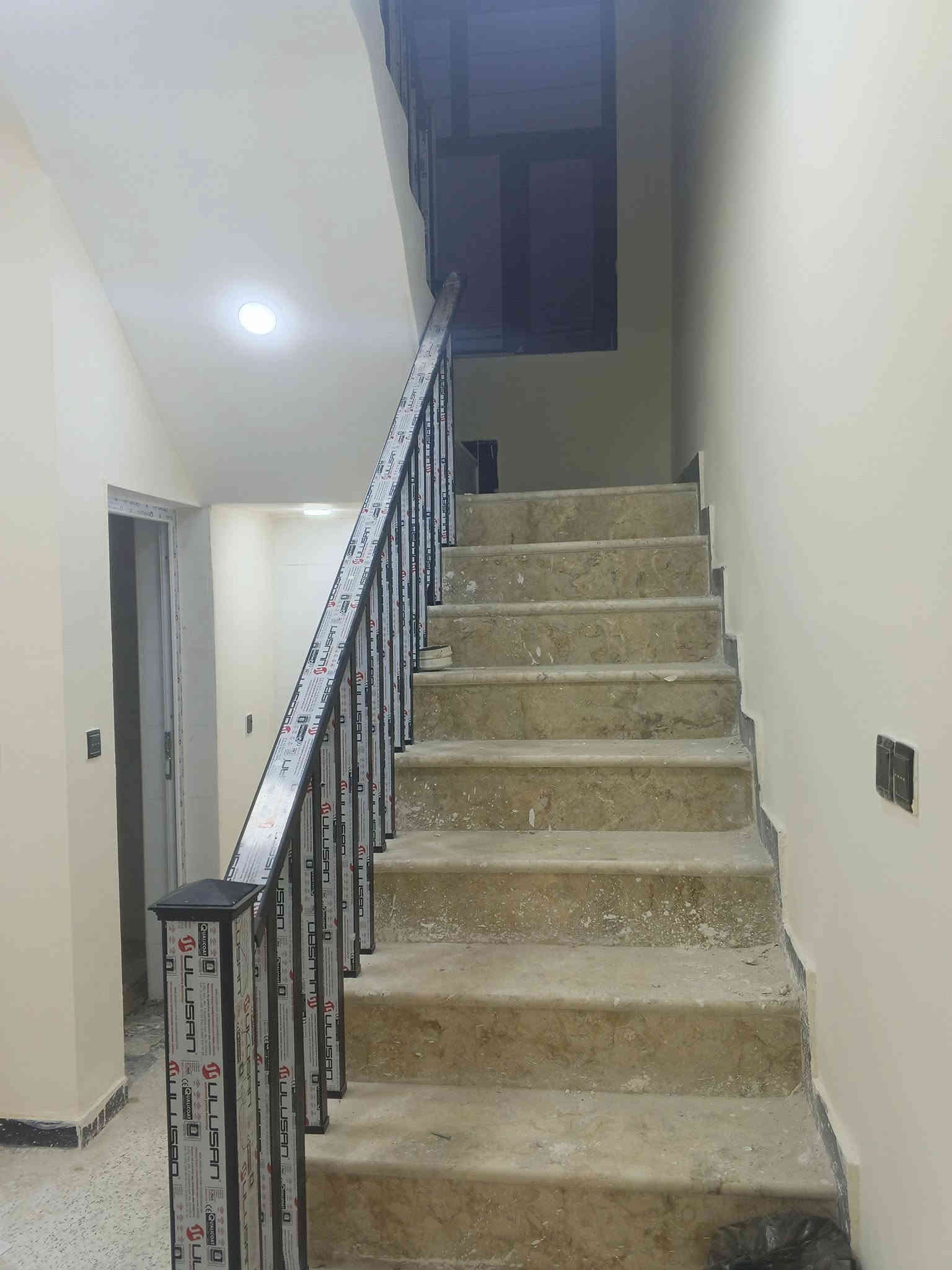 بيت للبيع ركن على ساحة خضراء وشارع 20 مساحة 160 متر 
في منطقة #حي_الحوراء (زين القوس ) قرب الحشد 
🔴#السعر 125 مليون 

بناء حديث غير مسكون يتكون من طابقين:

#الطابق_الأول مكون من ( استقبال+ مطبخ+ صاله+ غرف نوم عدد 2 + صحيات داخليه وخارجية+ منور يحتوي على باب مطل على الشارع الثاني)

#الطابق_الثاني غير كامل مكون من ( 3 غرف نوم + صالة + صحيات+ سطح ثاني) 

للتواصل مراسلة الصفحة أو الاتصال:
📍***********
