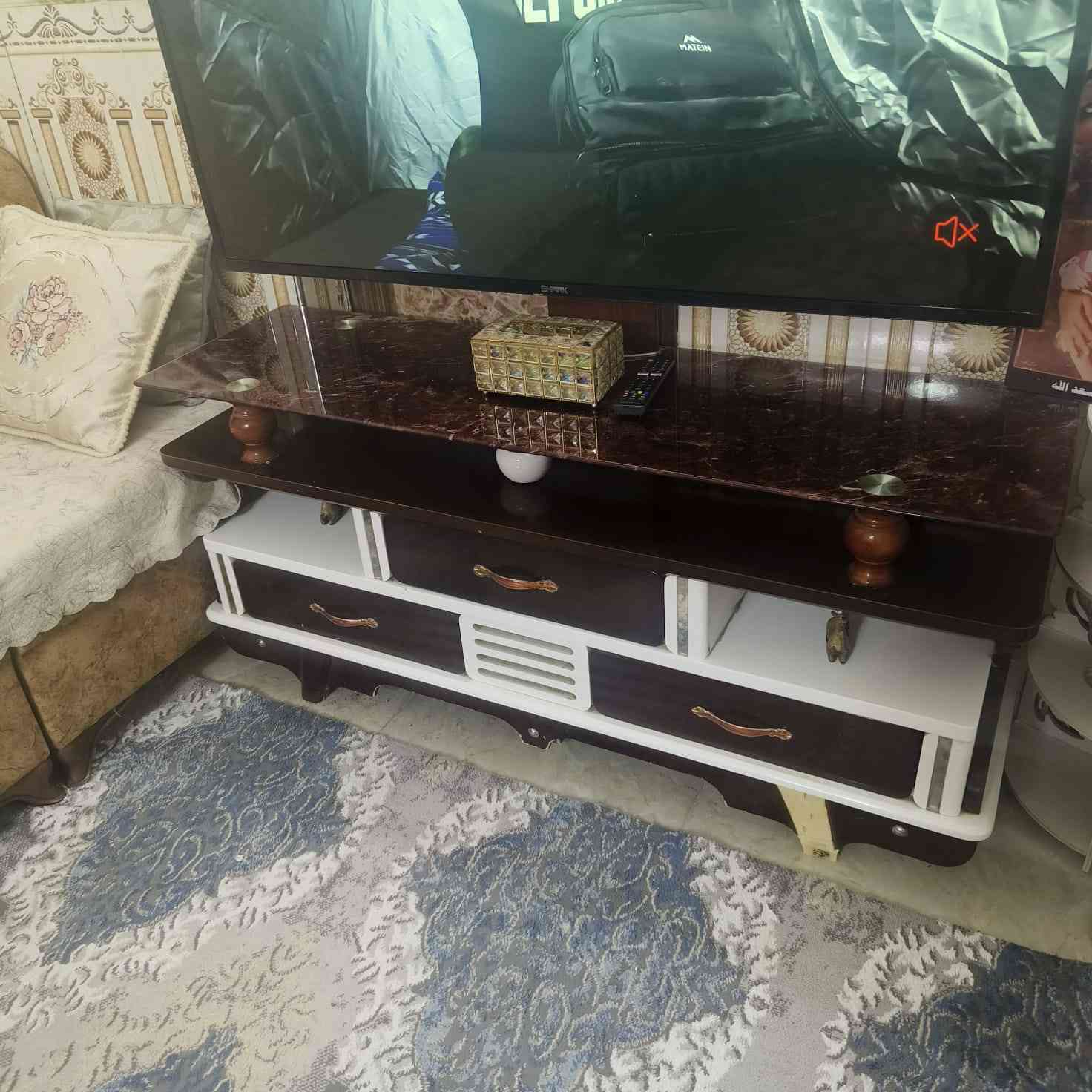 تخم حرف L وميز مال تلفزيون وجربايتين مهات نفر نفس لون ستفسار***********
