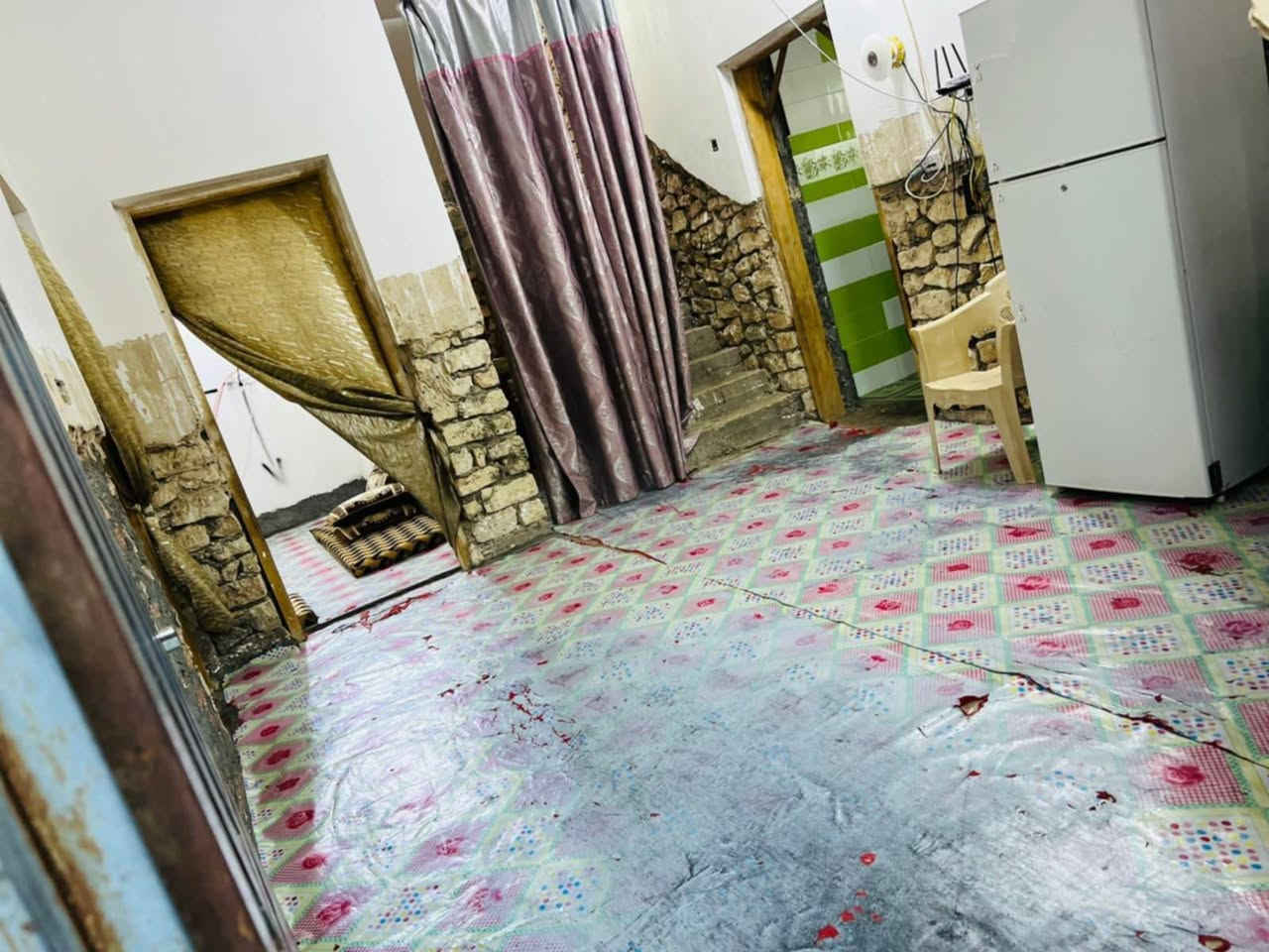 دار طابقين للبيع مسيجه داير مداير مساحته الارض ٤٥٠ الارض عقد زراعي في الصوفيه البسوده قرب ملعب محمد حميد خدمات كامله مدرسه وجامع وشارع تبليط وماء وكهرباء منطقه مسكونه الصور داخل وخارج مثل مامبينه أمامك السعر ١١٥ ويرهم بقدمه والباقي أقساط التواصل على الرقم ***********
