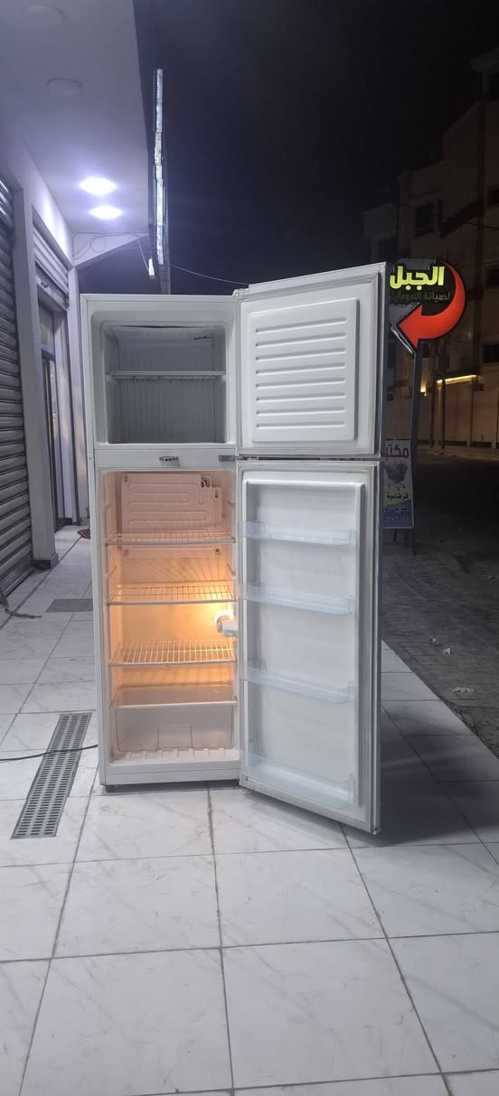 مرحبا ثلاجة ماركة اوسكار حجم 14 قدم شغالة وظمان بشغلهة نظافتهة [💯 ] نظام تجميد كلش نظيفة للبيع سعرهة 190 بيهة مجال بسيط تواصل ***********
