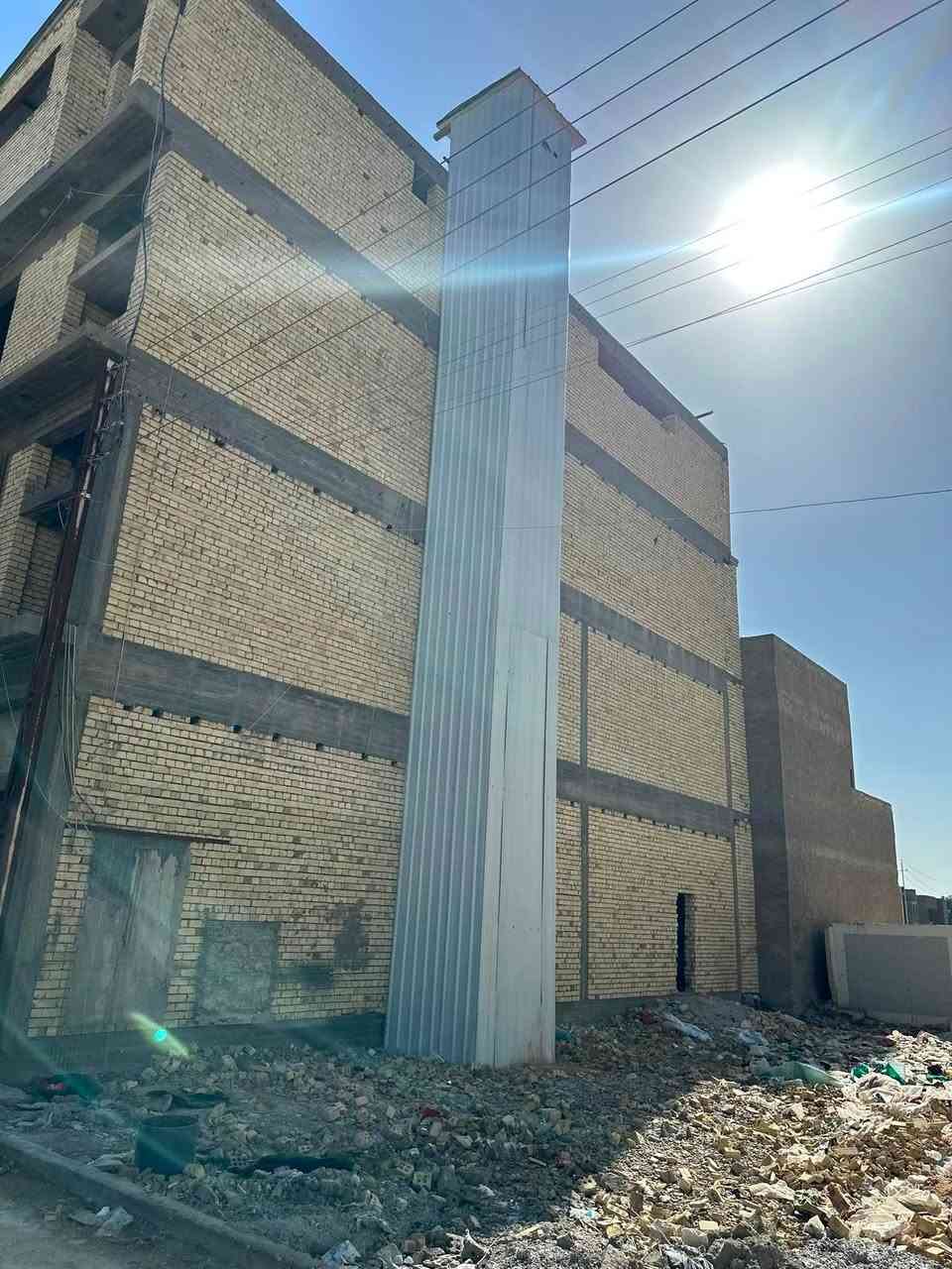 هيكل ركن  للبيت في حي الخليج بغداد الجديدة
مساحته 260 م مع قطعة ارض خلفية ملاصقة مساحتها 108م 
الطابق الارضي : خمس محلات جوه مساحة الواحد 40م
الطابق الاول : شقتين مساحة الواحدة 125 م تحتوي الشقة الواحدة  غرفتين وحمامين ومطبخ وصالة كبيرة وصالة  صغيرة 
الطابق الثاني شقتين ايضا نفس الوصف 
الثالث  بيتونة وصالة جبيرة 

محلة 705 , زقاق 1
للاتصال ***********

