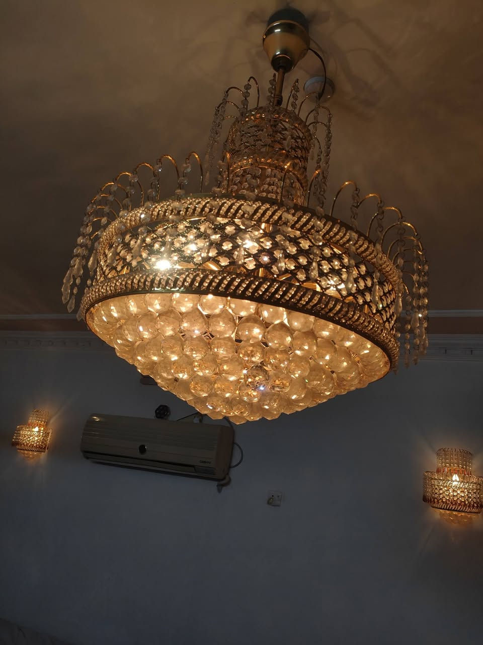 ثريات للبيع
***********
مكاني جكوك
