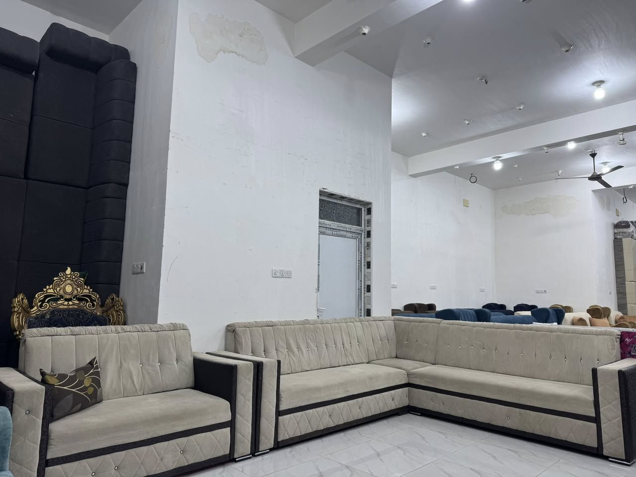 ديوان تركي ١٠ نفر 
للستفسار ع رقم *********** واتساب اتصال 
العنوان كوت زين القوس شارع مله
