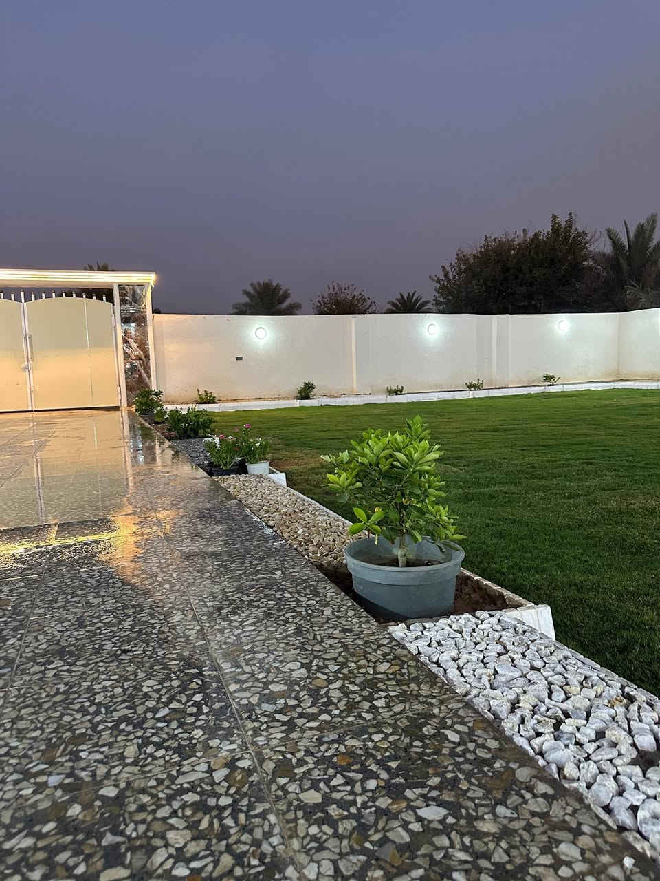 🏡 مكتب الحارثية للعقارات يعلن عن عرض مميز
دار سكنية بمساحة 1000 م²، سند طابو زراعي يتحول باسم المشتري.
✅ طابقان
✅ 4 غرف نوم
✅ مطبخ
✅ صالة استقبال كبيرة
✅ خدمات صحية متكاملة
✅ كل طابق معزول عن الآخر
✅ حديقة أمامية وخلفية واسعة
🌿 فرصة مميزة لمن يبحث عن الهدوء والراحة بعيداً عن ازدحام المدينة والتلوث، في منطقة زراعية تتميز بالهواء النقي والطبيعة الجميلة.
💼 مناسبة للسكن العائلي أو للاستثمار والإيجار اليومي أو الشهري.
📍 العنوان: بغداد – الراشدية – قرب جامع الرقيب.
💰 السعر: 425 مليون دينار عراقي ⭐ سعر مناسب جداً مقارنة بالمساحة والموقع والمميزات.
📞 للاستفسار والتواصل: ***********

