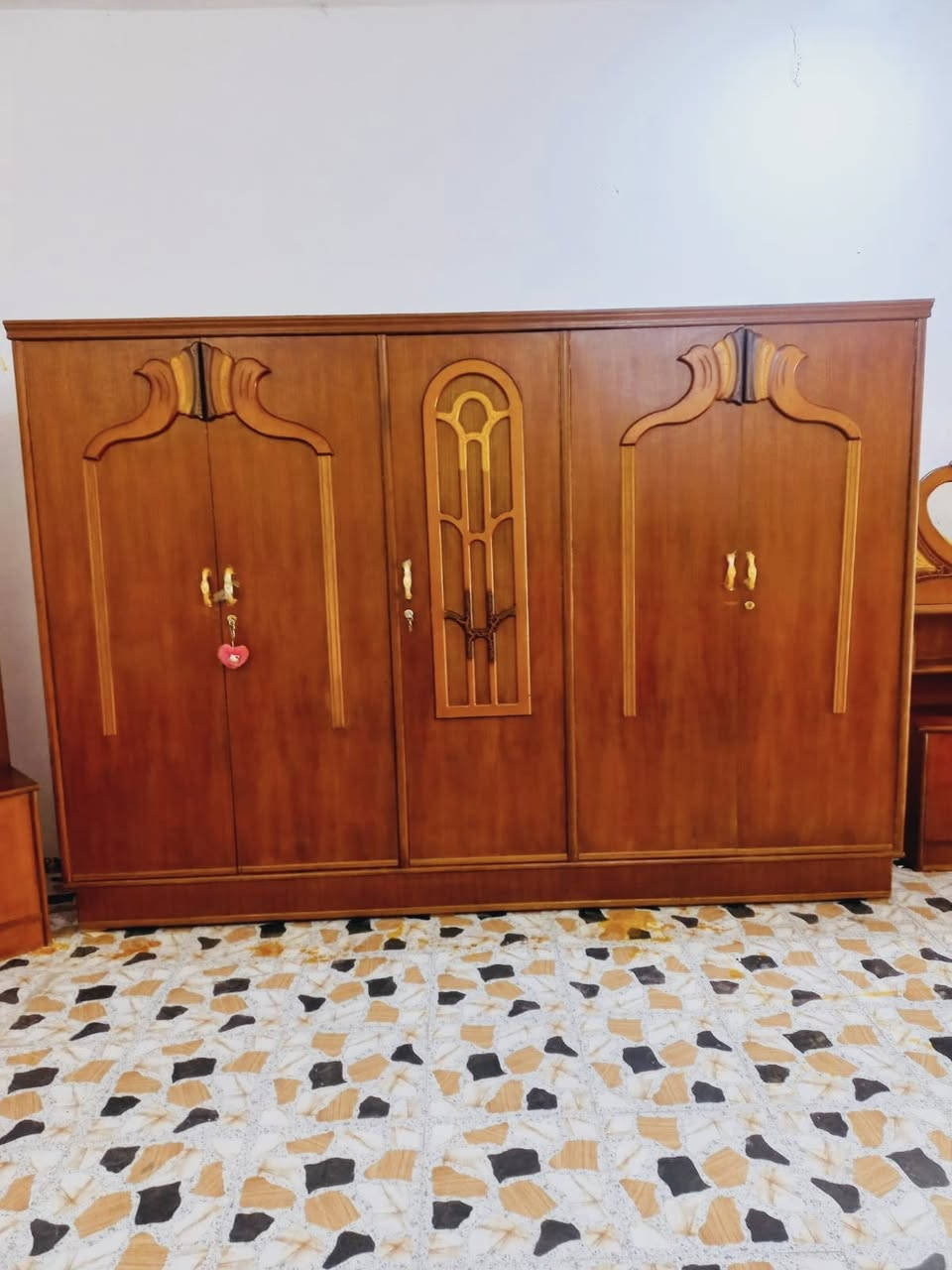 السلام عليكم يوج غرفه خمسه باب مستخدمه نضيفه جاهزه صبغ وتلميع ويدات كله جديد السعر ٤٧٥ للإستفسار مراسله الصفحه او الاتصال *********** واتساب موجود
