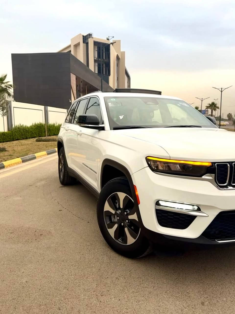 ‎جيب كراند شيروكي  
4XE 2024 وارد امريكي
‏2.0L Turbo

‏‎حجم المكينه : 2000  تيربو + هايبرد + بلك ان 
‎المسافة المقطوعة : 37 الف ميل
🔴كير و محرك كفالة 
🔴 حادثها بسيط جدا شويه بالباب و شويه بالبنيد  موجود السونار و صور الحادث و السيارة بدون ايرباك و كل قطعها اصليه حتى الدعاميات نفسهن جايات ويه السياره 
🔴 بدون  ايرباك 

1. رقم بغداد تحويل مباشر 
2. بصمة تشغيل و ابواب 
3. بانوراما طكتين 
4. شاشة كبيرة 
5. تشغيل عن بعد و نظام ترحيب عند الاقتراب 
6. كشنات جلد 
7. كشنات كهرباء و تدفئة بالكشنات و الستيرن
8. كرسي السايق وضعيات و ميموري 
9. الصندوق كهرباء 
10. رادار 
11. خمس وضعيات قيادة 
12. كير ماوس 
13. لايتات لد و بك لايد لد 
14. و بعد مواصفات الجيد اللمتدد

السعر : 315 $ ( ٣ شدات و ١٥ ورقة ) 
‎تفاصيل اكثر هذا رقمي ***********
