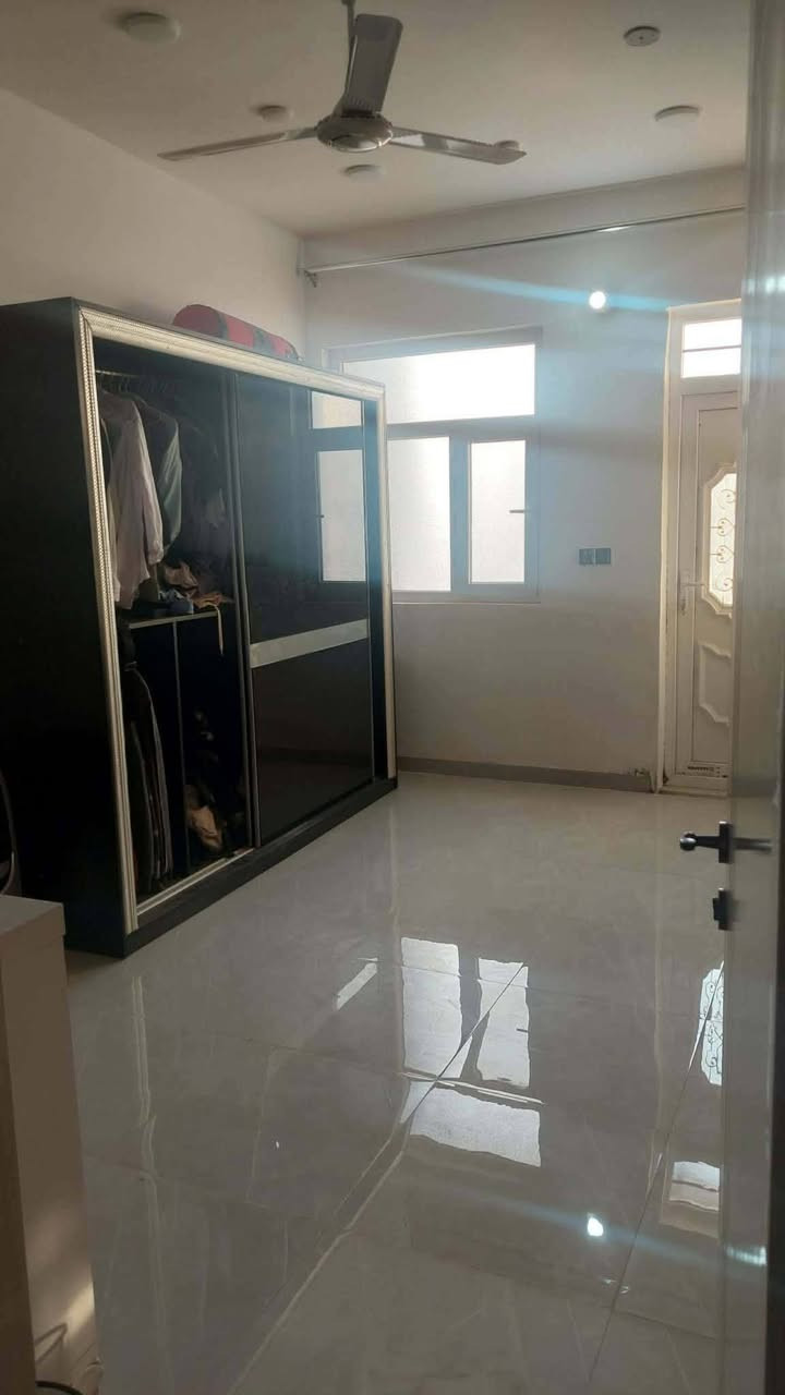 بيت ١٥٠ متر بناء حديث مودرن سنة البناء قبل سنه طابقين ونص نضام الغرف سويتات البيت كل حيطانه بورسلين عدا السقوف بورك الاتصال ***********
