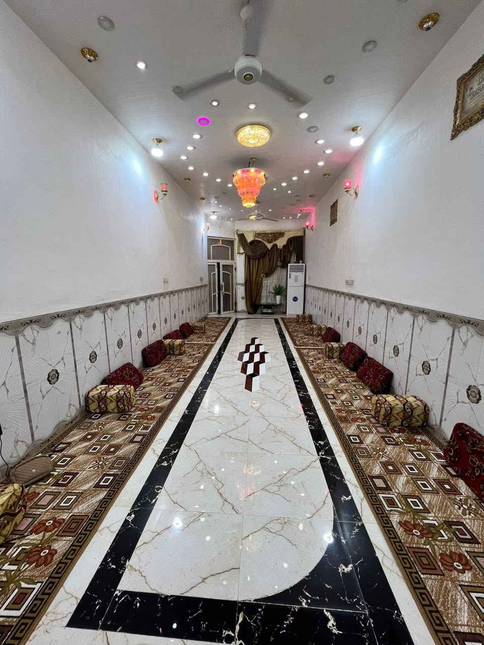السلام عليكم بيت للبيع المساحة 220  المكان حاوي العباس الموقع اول شارع قريب الشط متوفر كافه الخدمات شارع صب ورصيف ومجاري دفن بناء حديث صب كونكريت الارضي رباط 60 × 40 يحتوي على غرفتين مساحه الغرفه الواحدة 5 × 4  
ومساحة الصالحة 7ونص × 5ونص 
ومساحة المطبخ 4 × 3
ومساحة الديوانية 11 × 4 
***********
