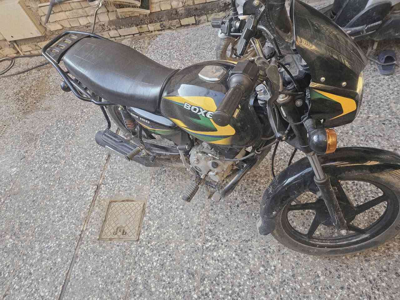 بوكسر موديل 23 للبيع
نضيفه مكفوله من كلشي نقص بس تاير خلفي رايدها 2.250 بيها مجال حك الجيه . مامتواجد على فيس للتصال ***********
