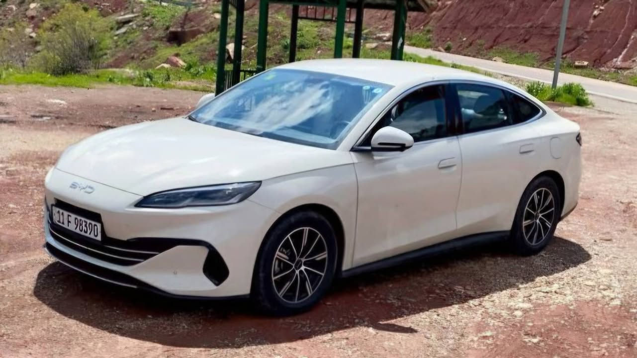 السلام عليكم للبيع BYD سيل6
السيارة كفالة عامة ماشية 20الف 

بطارية 80 كيلو تمشي 

تشغيل عن بعد 

داخل ابيض كشنات سبورت 

باسمي تحويل مباشر السعر 24مليون ونص 

مكان السيارة بغداد

 للاستفسار ***********
