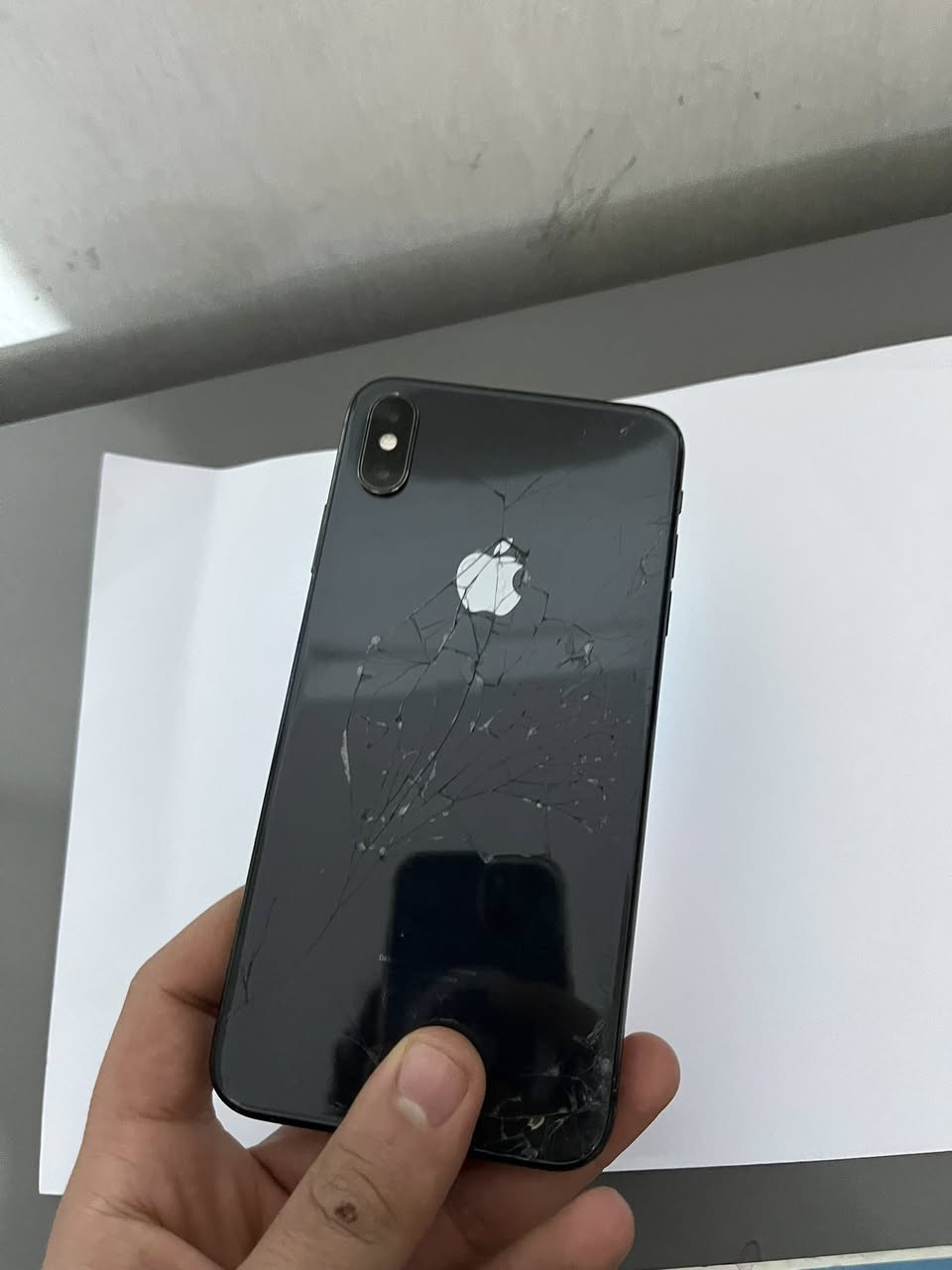 سلام عليكم ايفون اكس ماكس ذاكره 64 بطاريه تعبانه كلش 50 وشاشه وضهر مكسر رايده 100 وبي مجال المكان الامين الثانيه رقم تليفون :***********
