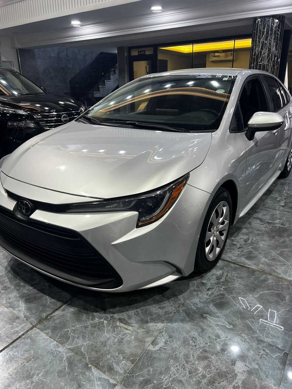 🚗 Toyota Corolla 2024 LE للبيع

رقم شاصی 5YFB4MDE5RP101712
 • الموديل: 2024
 • الفئة: LE
 • المحرك: 2.0 لتر
 • ناقل الحركة: أوتوماتيك (CVT)
 • الوقود: بنزين
 • الدفع: أمامي

⚙️ المواصفات:
 • شاشة + Apple CarPlay و Android Auto
 • كاميرا خلفية
 • حساسات
 • نظام أمان (Lane Assist + Radar)
 • ليدات أمامية
 • اقتصادية جداً بالوقود

📌 الملاحظات:
 • السيارة بها باب خلفي جهة السائق + ربح الجاملخ  خلفي جهة السائق صبغ فقط
 • بدون دواخل
 • ارباكات سليمة

📍 معلومات إضافية:
 • السيارة دخول جديد
 • رقم كاتي دهوك
 • تگدر تترقم إقليم كردستان

📞 للتواصل:
 • ***********
 • واتساب موجود

