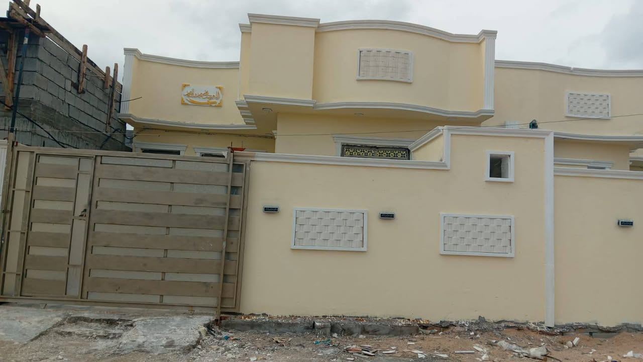 #اسعد_الله_اوقاتكم_بكل_خير
هذا البيت لايفوتك سعر مناسب جداً

#جنس_العقار :: ملك صرف زراعي عراقي نموذج 25

المكاتبة مع صاحب الأرض مباشر 

……………

#المساحة :: 210م / الواجهة 10 والنزال 21

#الخدمات :: ماء كهرباء شارع 10م أنارة 

#موقع_خدمي :: سيارات لمركز البصرة / وداخل القضاء

العنوان :: البصرة - إبي الخصيب العوجه شارع السندباد 

#يحتوي ::  كراج . صحيات خارجية

حديقة واسعة . للبيت #ثلاث_مداخل :: مدخل صالة

مدخل أستقبال . مدخل للمطبخ . مناور عدد 2

أستقبال . مطبخ . موزع غرف . ثلاث غرف منام . درج .

صحيات داخلية . صالة معزولة عن موزع 

…………..

البناء 2026 / حديث كونكريت .

………….

#السعر_المطلوب :: 110 مليون وبي مجال بسيط

…………
#لاستفسار الاتصال على الهاتف 📞📳
📳((***********))📳 حسين
