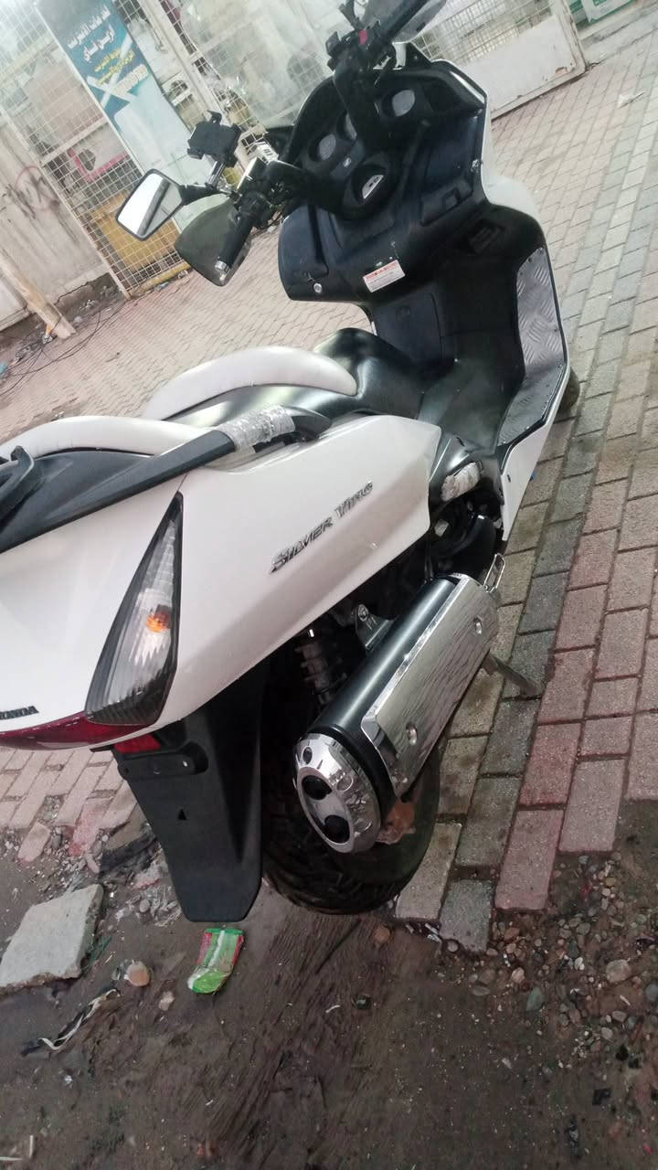 سلام عليكم للبيع دراجه سلفر ونج شقلاه دراجه جديده بمعنه الكلمه مكينه بلكارتون شلعه معدل فول كلها شغاله كهربئيات لايت عالي ناصي دراجه مال جنايه تدفئه بليدات اي بي اس فجوج ذهبيه مكفوله من تاير لتاير مكينه 400  بلمزاد ماشيه 59 وعندي مشت 60 فقط مكاني مدينه الصدر وهاذا رقم تليفوني *********** سعر 24 وبيها مجال للطيبين
