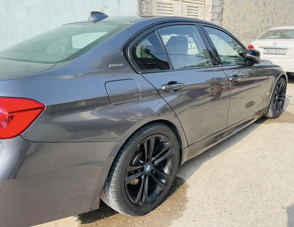 السلام عليكم 
 
BMW 330e 2018 
رقم بغداد دولي باسمي 
هايبرد وشحن وبنزين
لايتات ليد 
كشنات كهرباء خزن 
شاحن وايرلس
داخل ليد
رادار خلفي
نقطه عمياء
مري قلاب
وارد امريكي حادثها موضح بالصور
داخل اسود بلادي 

السيارة احلا من الصور ونظيفة جداً 
سعر 160 وبيها مجال مكاني ديالى المقدادية 
للاستفسار ***********
