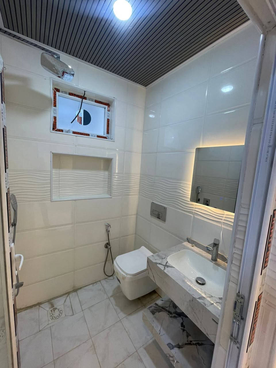 السلام عليكم 
دار 50 متر ركن للبيع واجهة 8 مدخلين
 يحتوي  على مطبخ وخدمات عدد 2
 غرف نوم عدد3  عرض الشارع 15
حي الجهاد ديوان المخابرات
للاستفسار  *********** متوفر وات ساب
