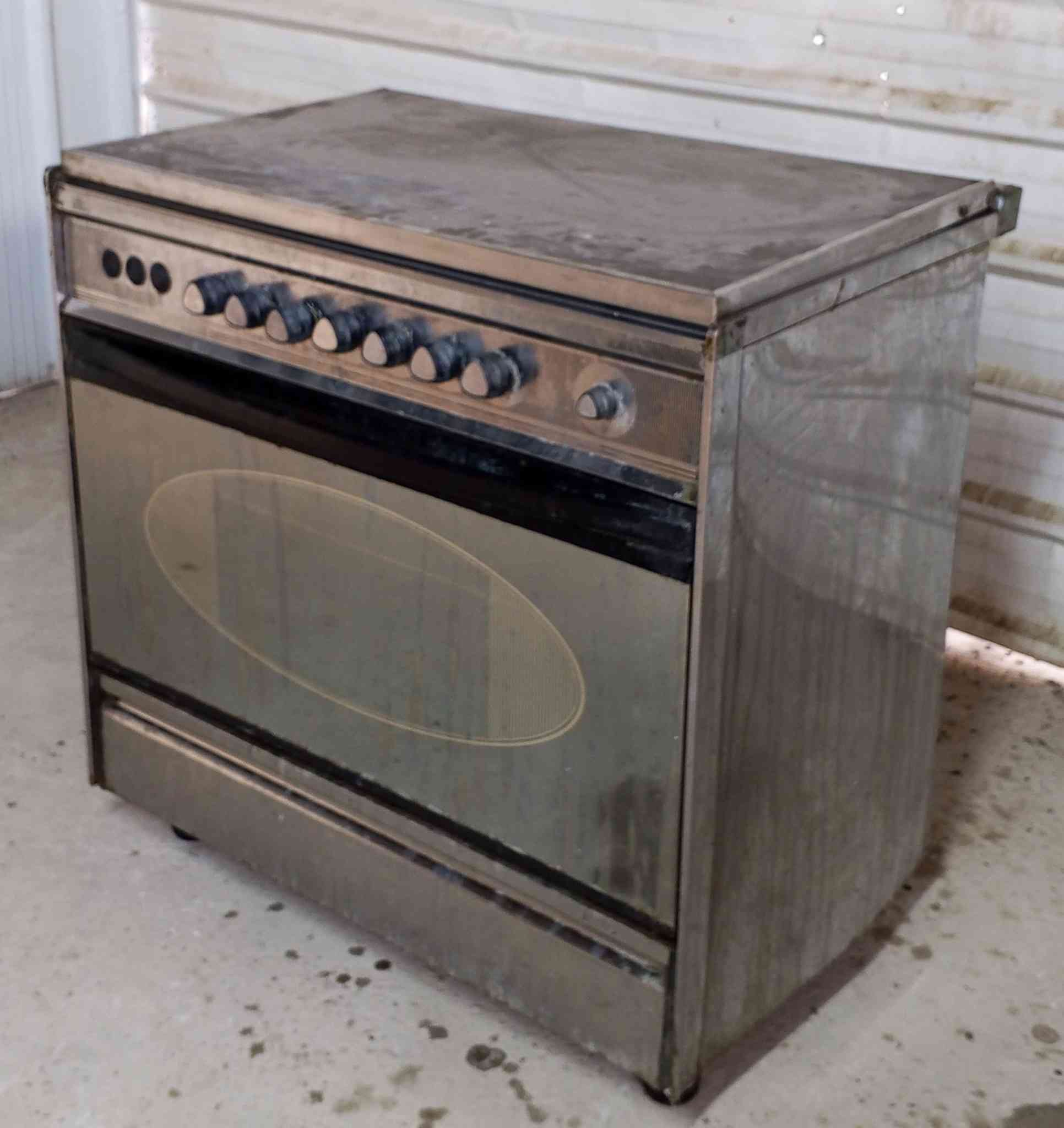 ⚜️  طباخ 5 عيون كله شغال
⚜️ فرن وعيون كلش نضيف

⚜️ المكان حصوه حي عداي

⚜️ للاسفسار الاتصال ***********
