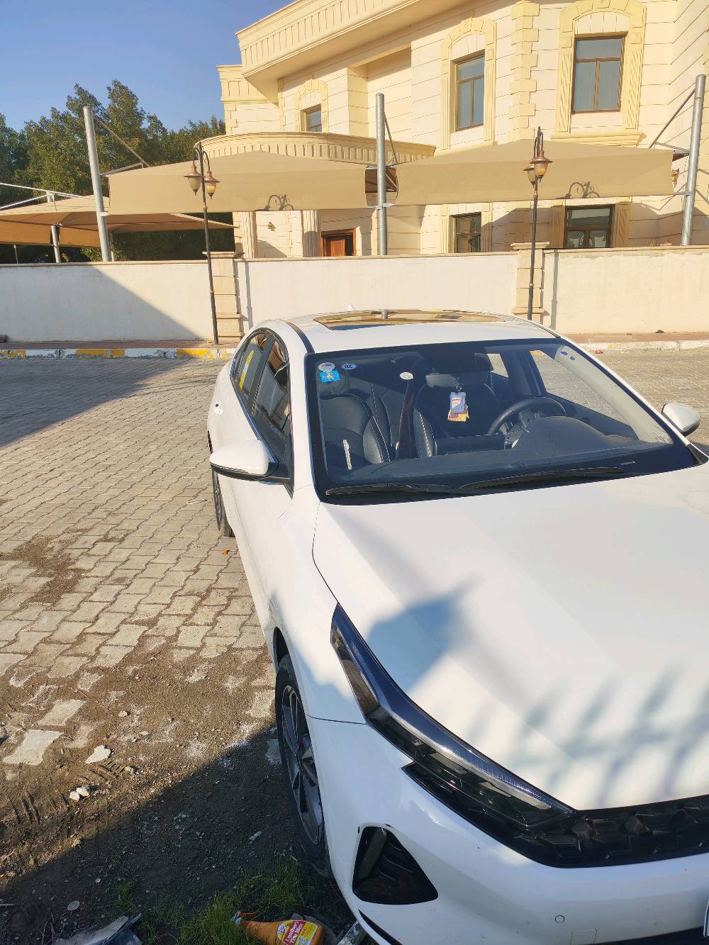 للبيع سيارة كيا K3 موديل حديث بلون أبيض جميل. السيارة نظيفة جداً من الداخل والخارج، وتتميز بمقاعد جلدية فاخرة، مع شاشة تحكم مركزية عصرية وهيكل خارجي بحالة ممتازة. للاستفسار أو التفاصيل الإضافية، يرجى التواصل معي.