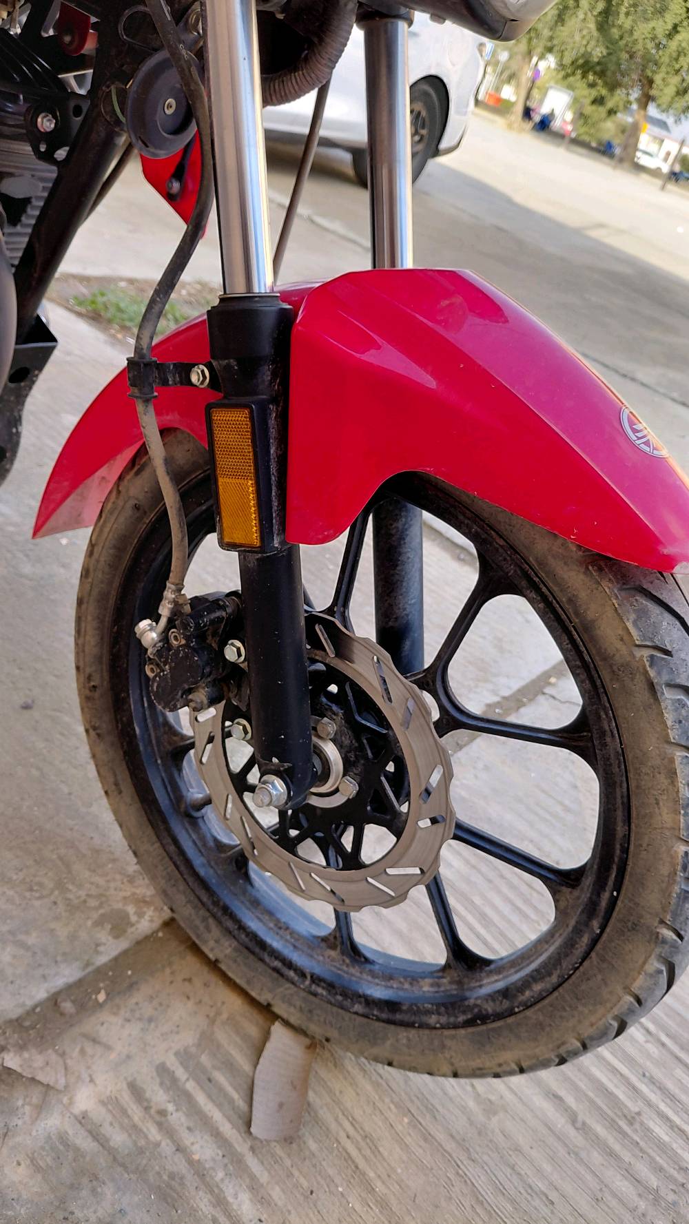 درّاجة نارية من نوع كيوي، لونها أحمر أسود، بحالة جيدة تعمل بمحرك بنزين متين. مناسبة للمدن والطرق الوعرة. فرصة رائعة للراغبين في شراء دراجة قوية وموثوقة.