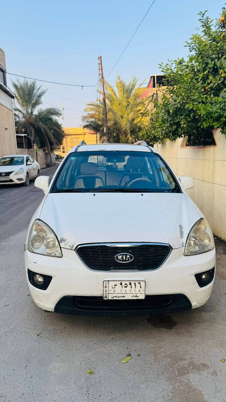 السلام عليكم كيا كارنز ٢٠١٢ لون ابيض ٧ راكب محرك ٢٠٠٠ دوش فتحة سقف تحكمات استيرن بلوتوث مكفولة من الصبغ بيها طخات ما مصلحة  رقم بغداد نظيفة جدا تخم تاير جديد وحدادية جديدة السعر ١٢٢ ورقة مكاني بغداد رقم هاتف *********** ما متواجد على الفيس اعتذر
