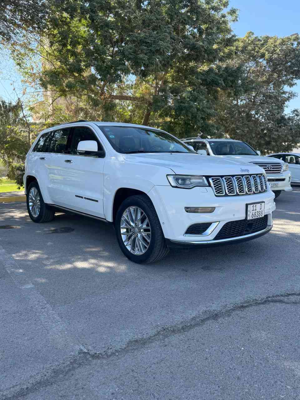 السلام عليكم ..
للبيع جيب سومت خليجي فول مواصفات مكينة هيمي 5700 موديل 2018 مفولة بنوراما جلد تدفئة تبريد كشنات جكات سستم هارمن كارد شاشات 2 رقم بغداد باسمي السيارة مكفولة من صبغ والتبديل بيه مكانات بارد موجود سوناره السعر 285 وبيه مجال 
*********** مكان بغداد غزالية
