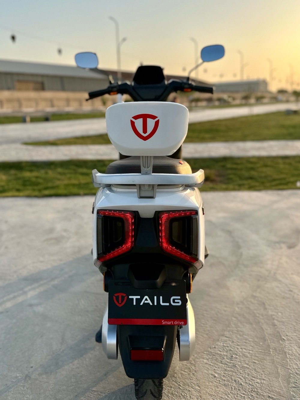 دراجة شحن تيسلا  للبيع في البصرة
دراجة كهربائية للبيع 
اللون أبيض 
سويج عدد 2 
بصمه تشغيل عن بعد عدد 2  
كاملة مكملة 
الملف 2000 w حقيقي
السرعه القصوى 60 حقيقي
3 نمر 
72 فولت
6 بطاريات 
ضد الماء 
نضام مثبت السرعة
نضام ال p
نضام حساسات جانبية وخلفية 
مانع للسرقة 
نضام NFC يرتبط بالموبايل
كهربائيات كلهة شغالة 
صندوق كبير داخلي
هورن عالي 
أشاير يمنى يسرى 
گلوبات أمامي وخلفي عالي ناصي 
مرايات وشاحنة 
دراجة مكفولة من الشخطة مابيهه نضيفة جداً 


السعر 800 الف وبيهة مجال للطيبين 

العنوان : البصرة الأمن الداخلي

الرقم : ***********