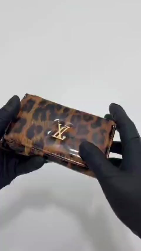 وفرنا الكم كوليكشن  جديد من جزدان 
🔥✨ فخامة بنقشة جريئة ✨🔥
شنو رأيج تصيرين محور الأنظار من أول نظرة؟ 😏
محافظ بطبعة النمر بتفاصيل ذهبية تخلي حضورج أقوى وأجرأ 👑
🐆 تصميم جريء
✨ لمعة فاخرة
💛 تفاصيل ذهبية تعكس القوة
👜 حجم عملي يناسب كل طلعاتج
مو بس محفظة…
ستايل يفرض نفسه 🔥
إذا شخصيتج قوية وتحبين التميز، هاي القطعة إلك 😉
📩 للحجز راسلينا قبل لا تخلص الكمية.

نمري الحجم  وسط 

#للحجز_او_الاستفسار_مراسلتنا_دايركت📩 
#توصيل_جميع_محافظات_العراق 
#جزدان #نسائي #نمري


**إذا كنت صاحب هذا الإعلان وتريد حذفه لأي سبب، رجاءا أرسل رسالة إلى الدعم الفني**