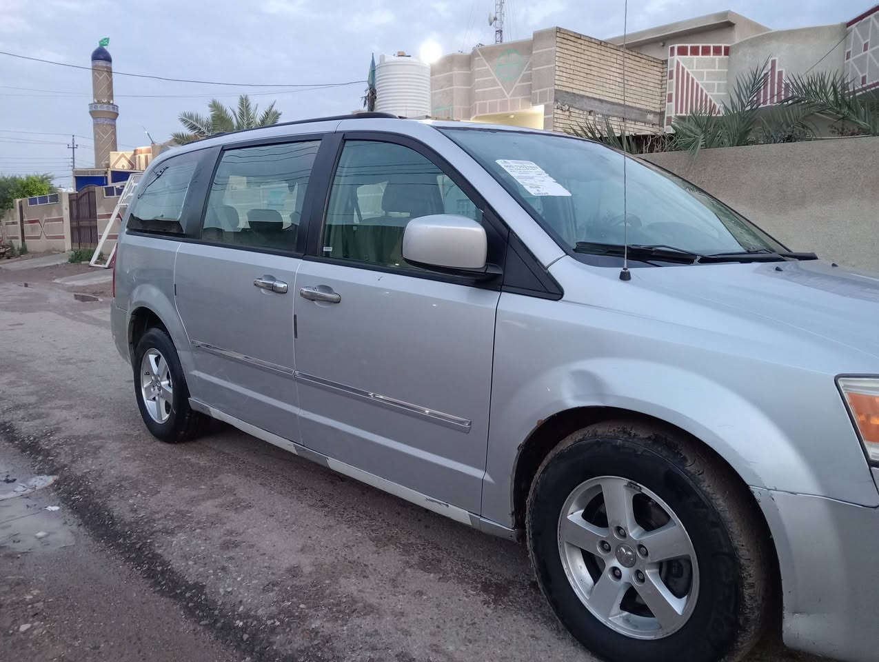 السلام عليكم 
على بركة الله تعالى 
دوج كرفان موديل 2009 محرك 3800
3 قطع تبريد تشغيل عن بعد وباقي المواصفات معروفه
حادثه الجاملع الخلفي الأيمن 
سعره 115 ورقه وبيه مجال حگ الجيه 
للتواصل على الرقم الأتي 
***********
