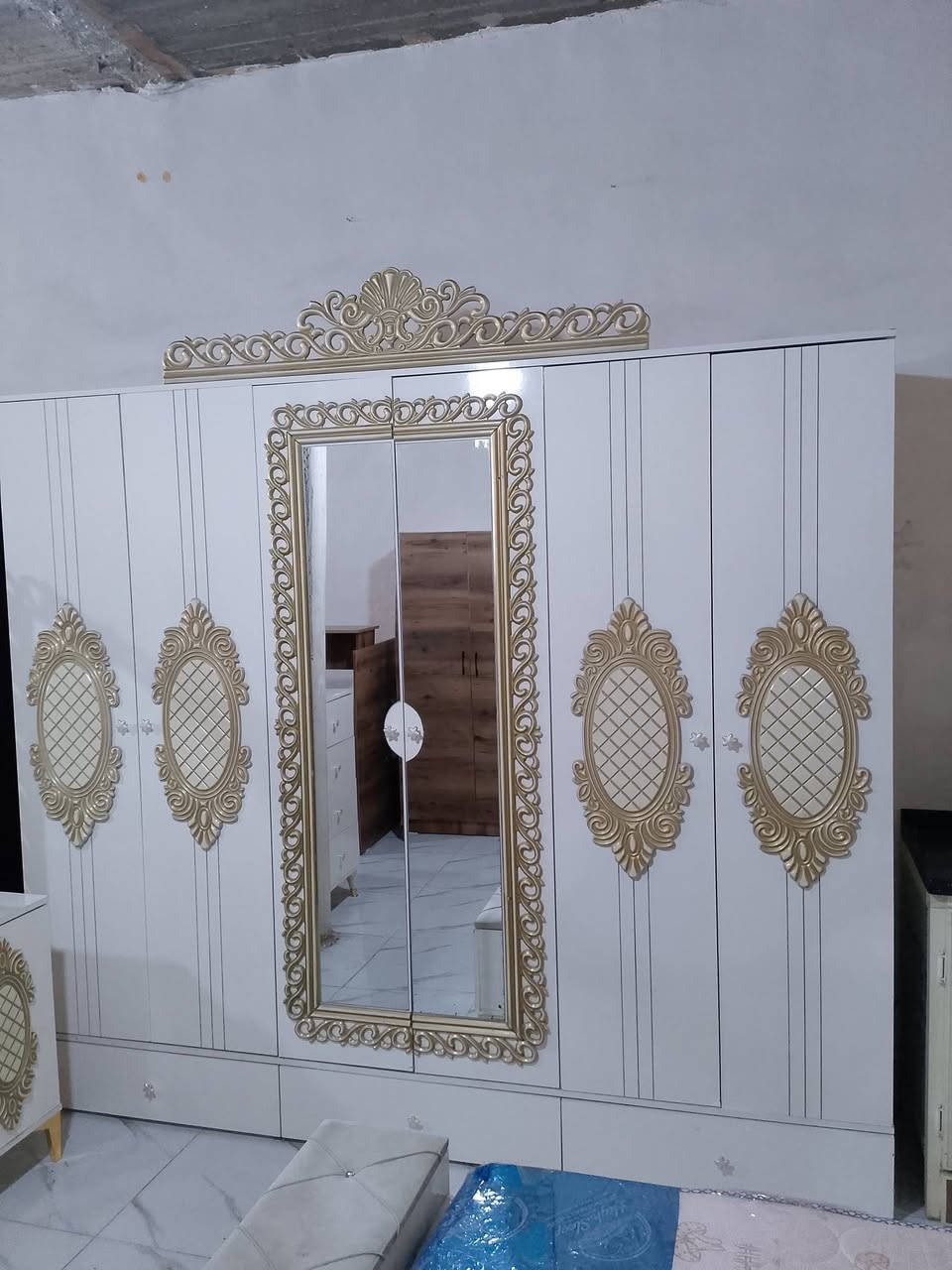 للبيع غرفه نوم تركي 7قطع مستعمل شي قليل للاستفسار اتصل ***********
