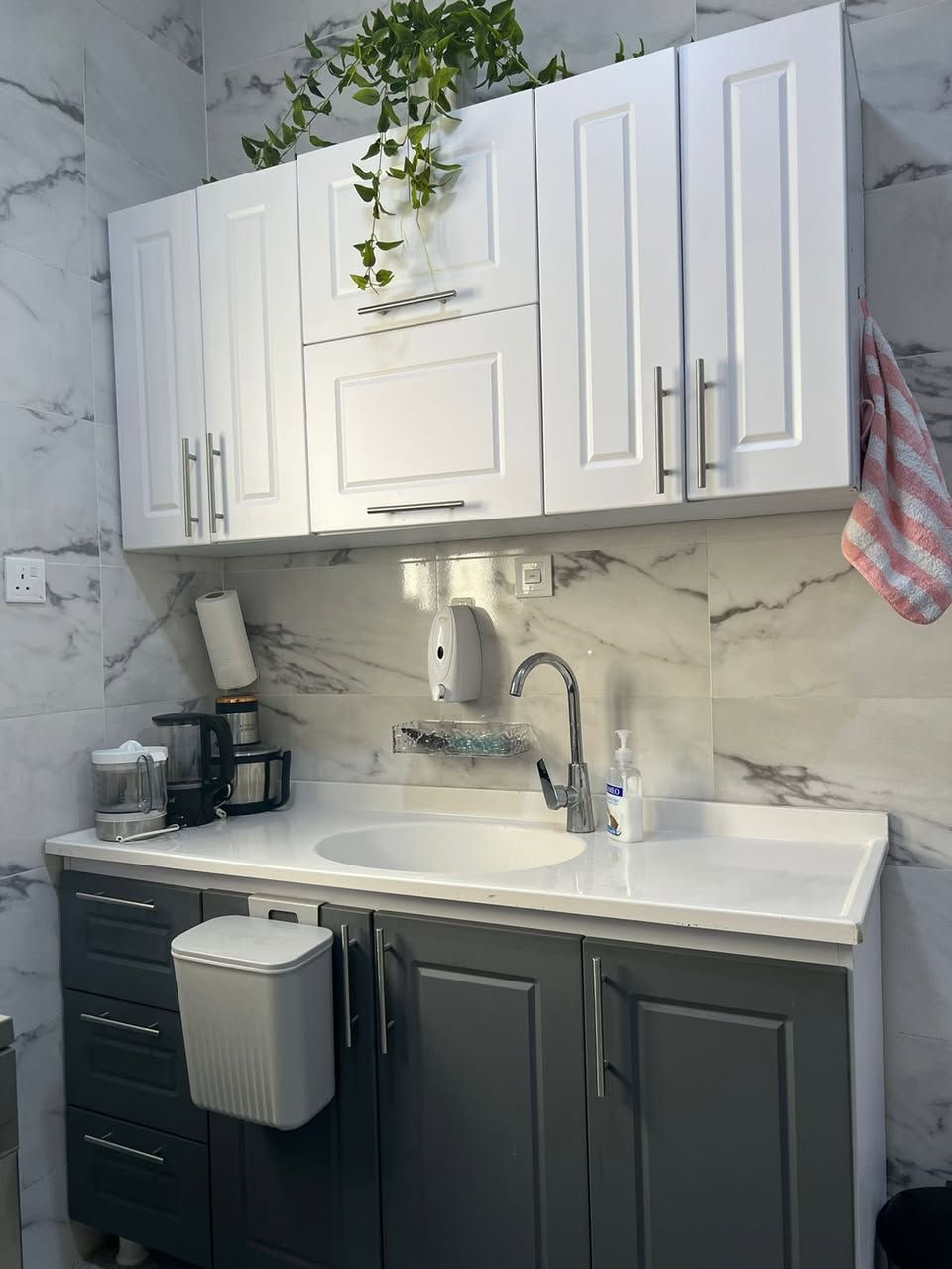 ‏‎للبيع شقة مميزة في مجمع أيادي العدل القضاة (حي العدل / شارع الربيع)  

المساحة 130m تحتوي على غرفتين نوم وصالة ومطبخ وحمام 2 بالكون 
بنياية رقم 21 الطابق السادس و تحتوي كل بناية ع مصعدين
يتمتع المجمع بخدمات كامله
 (مدارس وهايبرماركت وGYM وملعب كرة قدم مكوى صيدلية كراج طوابق للسيارات  مع نظام security عالي)
الشقه حاليا مؤجره 800 الف شهريا ًبالامكان استلامها فارغه عند الرغبه
ملاحظة : تباع الشقة((( بدون اثاث ))) 
السعر 250 مليون دينار مسددة كاش والبيع نقداً 
للتواصل /***********
