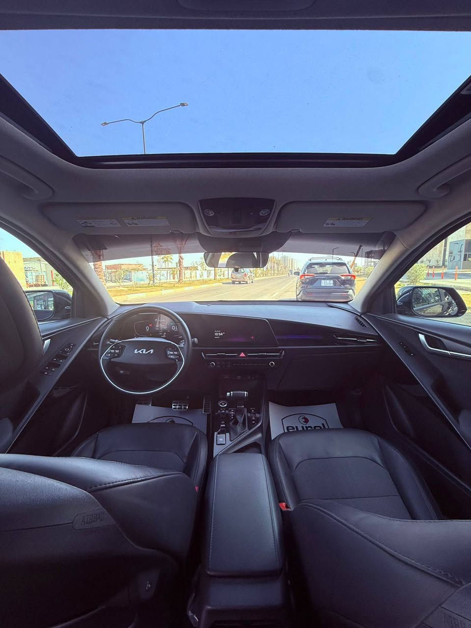 السلام عليكم
كيا نيرو هايبرد موديل 2023 
اذا تريد سيارة SUV كورية عائلية تجمع بين الفخامة و الأقتصاد ( تفول مرة بالشهر ) وارد امريكي باسمي 
السياره خير من الله نظافه وبيها مواصفات بعد احلا من السياره لون اسود 
السياره مرقمه وكامله ومصلحه رقم بغداد 
السياره حادثها بنيد وجاملغ سايق صبغ
ماشيه: 19.000 ميل
المواصفات 
مري شفط
كراسي تدفئه 
فتحه 
بصمه
اشاير بالمري 
كشنات جلد و مخمل 
ترحيب دخول 
.نظام ايكو وسبورت قياده
• بطارية ليثيوم
• شاشة كبيرة
• كاميرا خلفية
• حساسات خلفية 
• ⁠حساسات اماميه
• كراسي واستيرن تدفئة
 .اتو هولد
رادار امامي
• مانع تصادم
• محدد مسار
• تصحيح مسار
• مثبت سرعة
• مانع انزلاق
• بصمة تشغيل
• بصمة أبواب
• مري رادار
• نقطة عمياء
• شاحن وايرلس 
شاحنة بالكشانات 
• شاشة اعطال
• عداد ديجيتال متغير الوان
• اضوية امامية LED
• اضوية خلفية LED
• كشافات زنون LED
• حساسات إضاءة
• إنارة تلقائية Auto
• نظام صوتي مميز 
• أوامر صوتية
• حساسات اصطدام
• حساسات مطر
• حساسات دخول الإنفاق
• حساسات ضغط هواء الإطارات
‏• GPS
شفتات بلستيرن
تبريد قطعتين
قياده ذاتيه عل الطريق 
تشغيل عن بعد 
• بلوتوث
• مدخل USB + AUX
وبيها بعد مواصفات خير من الله 
سعر  السياره 14900 $ 
الاستفسار على الرقم ***********
مكانها بغداد العامريه
