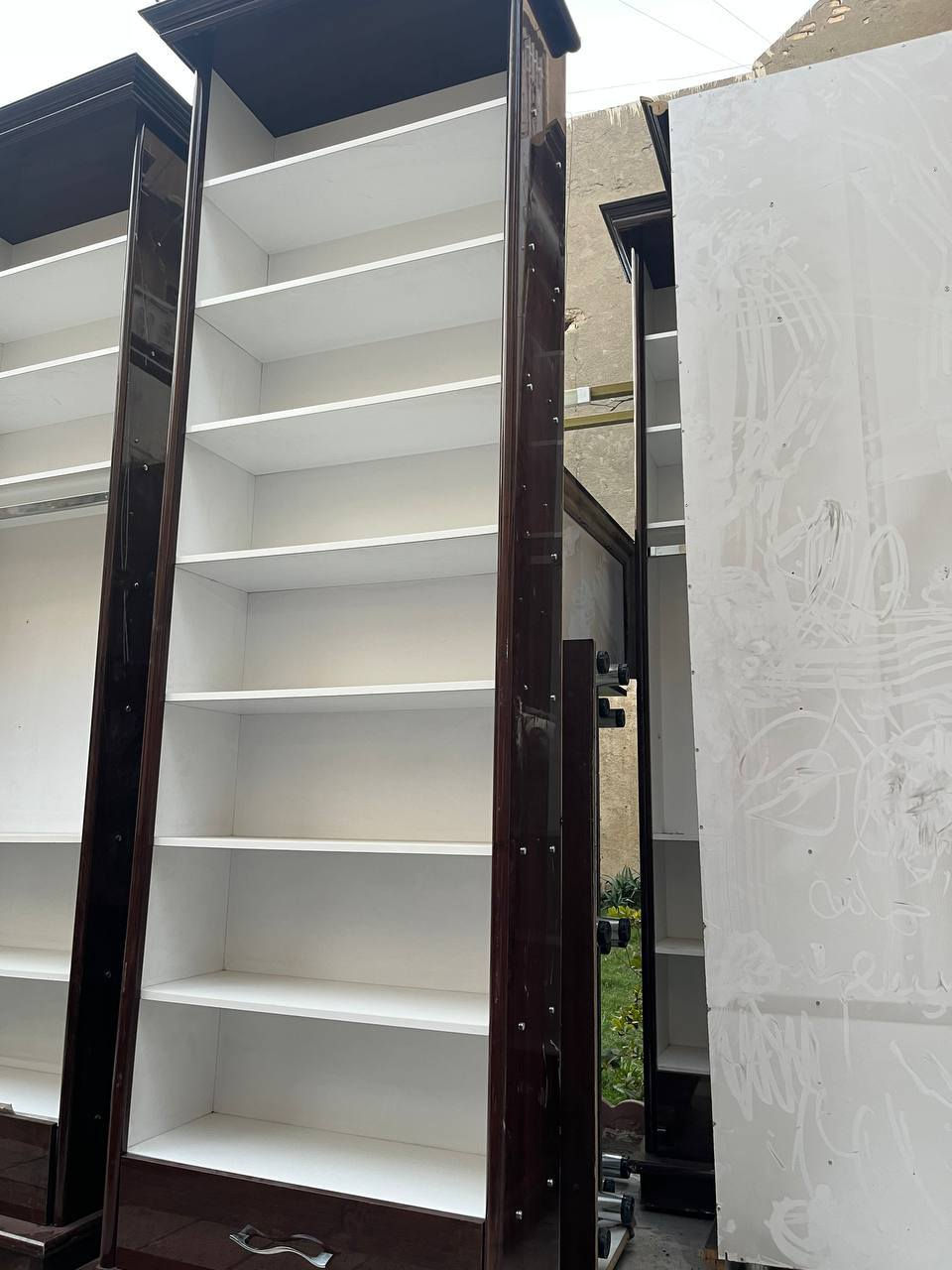 السلام عليكم  ديكور محل  ملابس مكون من كناتير خشب MDf 
العدد  6 منفرد الأرتفاع  3متر إلا ربع  والعرض 90 وإضافة  الى كنتور وجه  مزدوج  قطعتيم   الأرتفاع 3متر إلا ربع والعرض 3 متر  إضافة إلى مسرح مليكانات  بي ملحق دنك  عدد4  إضافه  إلى  رفوف ثقيلة  عدد 16 إضافة  إلى  الواح خشب MDf  وسجج نوع ممتاز جداً وستانات  تعليق جدارية  
للإستفسار  واتساب ***********
