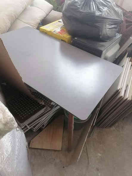 ميز كافي 4نفرات بعده بل باكيت رجلين خشب لون رصارص السعر 60وبيه مجال قليل المكان الشعب حي البساتين الرقم ***********
