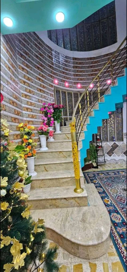 دار للبيع المساحه 200 متر طابقين مطلوب إسكان يحتوي على غرفتين وصاله وستقبال ومطبخ وصحياة وحمام الطابق الثاني يحتوي على غرفتين وصاله ومطبخ وصحياة وحمام العنوان حي الزهراء رقم صاحب الدار
***********
