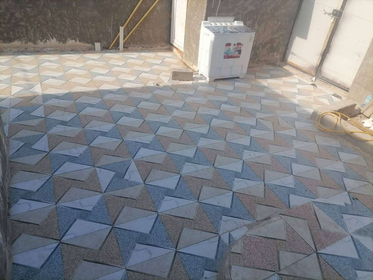 ياالله بيت للبيع حي الرحمه المساحة ١٦٠ متر على شارعين  غرفتين واستقبال وصاله ومطبخ وتخاريج داخليه وخارجيه وساحة بيت كبيرة  صب كونكريت تأسيس ماء كهرباء مجاري شغل كله درجة اولئ  نهاية شارع السفراء السعر  ٣٣ مليون تواصل مع صاحب الدار ***********

